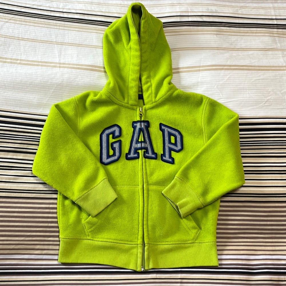 GAP Sweatshirt for boys, size 4-5 or XS, used but still in great condition.